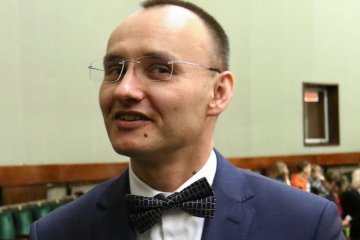 Ze względu na trudy zdalnego nauczania nauczyciele powinni podwyższyć oceny wszystkim uczniom, apeluje Rzecznik Praw Dziecka.