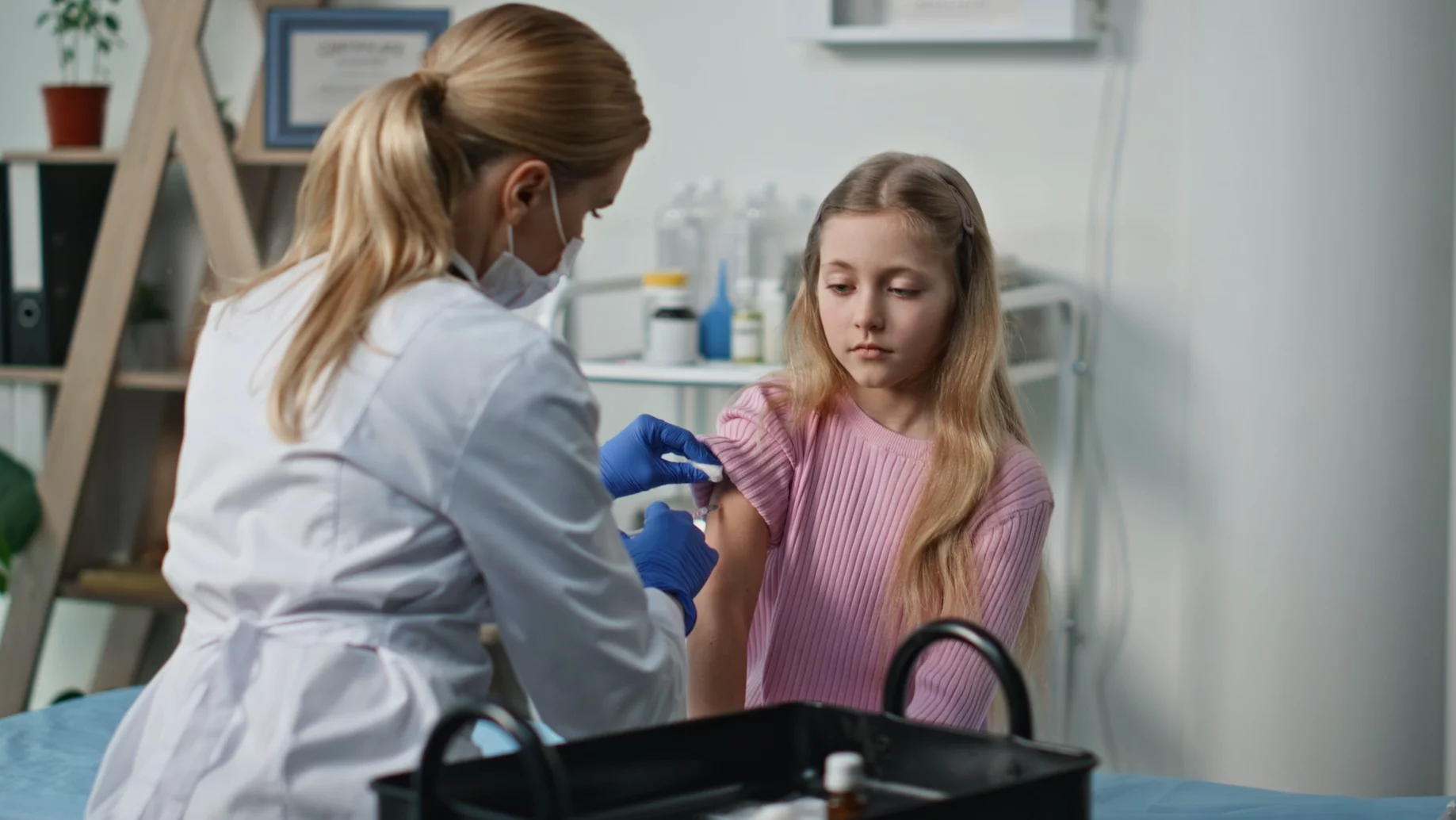 Pielęgniarka wykonuje zastrzyk dziecku