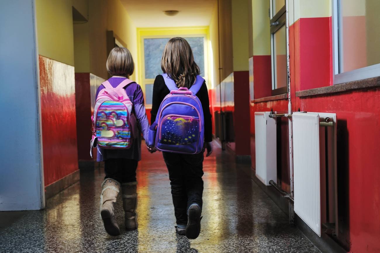 Uczniowie idą szkolnym korytarzem. Uczniowie idą szkolnym korytarzem.