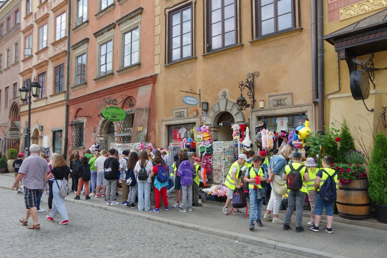 Szkolna wycieczka na Starym Mieście w Warszawie.