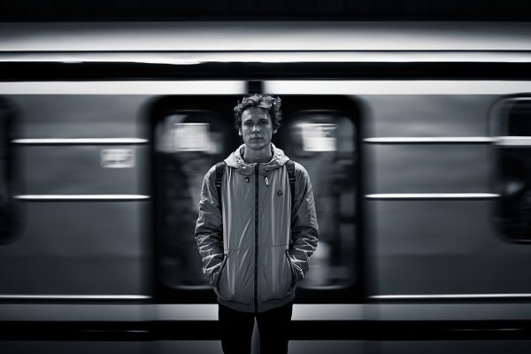Fot. Pexels / [url=https://www.pexels.com/photo/black-and-white-person-train-motion-42153/]Stefan Stefancik[/url]/[url=https://www.pexels.com/photo-license/]CC0 License[/url]