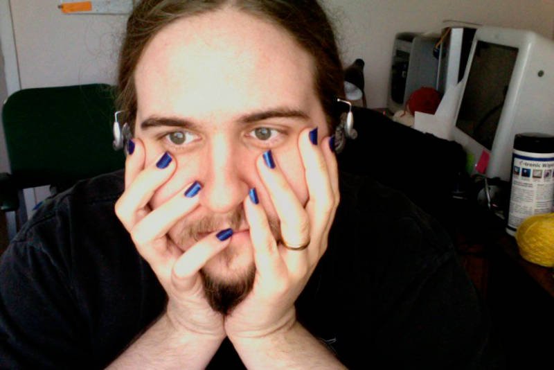 Ten pan pod zdjęciem wyznaje, że paznokcie pomalował z czystej ciekawości, bo chciał zobaczyć, jak to będzie wyglądać?