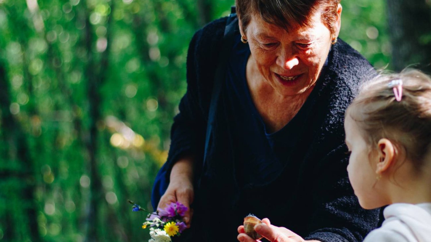 Babcia rozmawia z wnuczką, nie przekraczając strefy komfortu żadnej z nich.