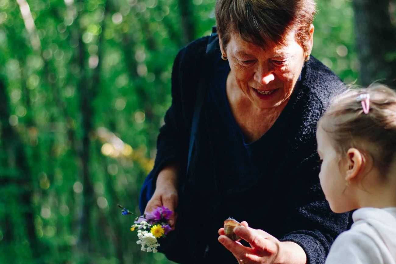 Babcia rozmawia z wnuczką, nie przekraczając strefy komfortu żadnej z nich.