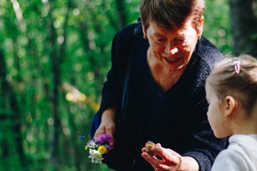 Babcia rozmawia z wnuczką, nie przekraczając strefy komfortu żadnej z nich.