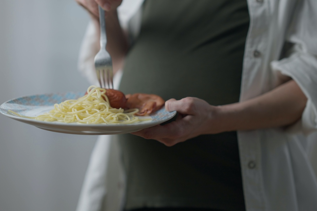 Nie tylko ser pleśniowy. Tych 5 rzeczy absolutnie nie powinna jeść ciężarna