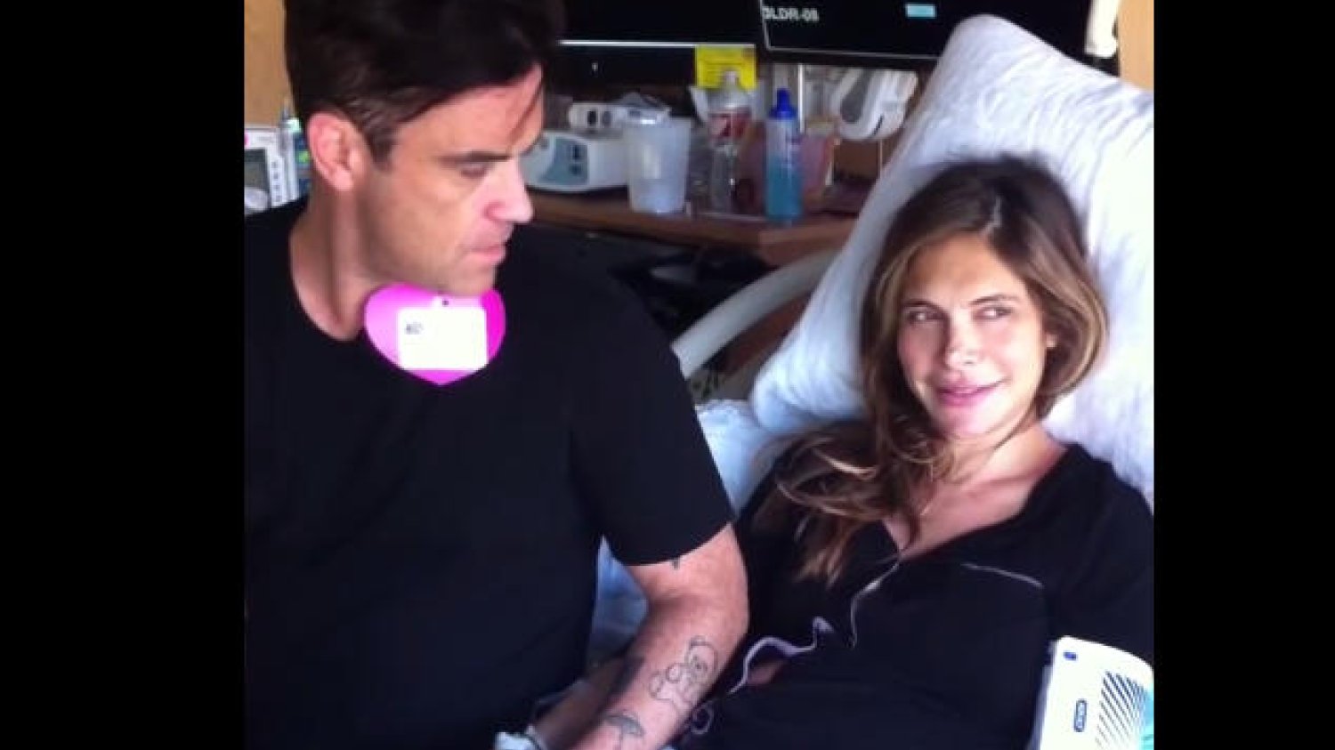 Robbie Williams w szpitalu ze swoją wybranką, Aydą Field.