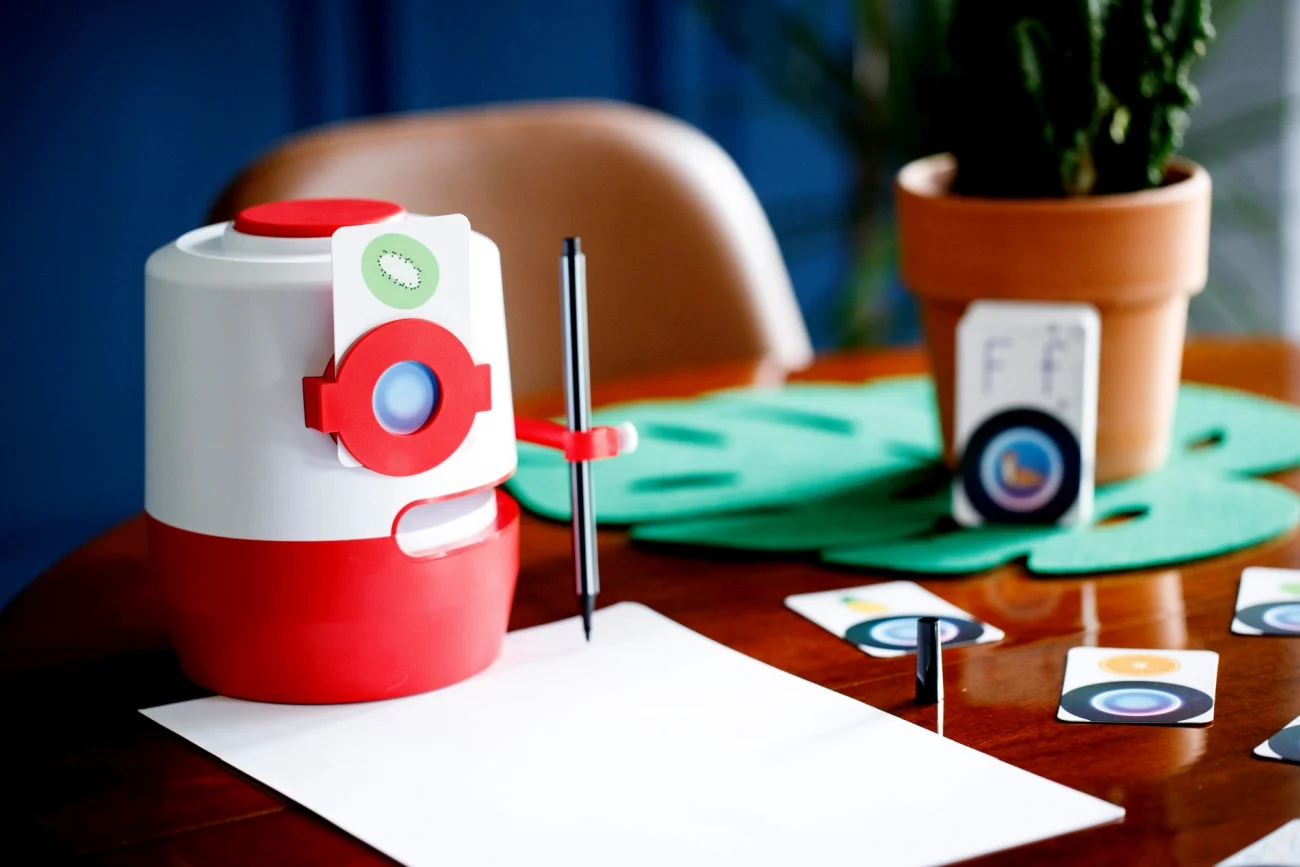 Robot edukacyjny Step to zabawka, przy której nauka nie może być nudna. Robot mówi, rysuje, opowiada ciekawostki oraz zadaje zagadki. Uczy liter alfabetu, cyfr, a także omawia zagadnienia m.in. z dziedziny zwierząt czy środków transportu