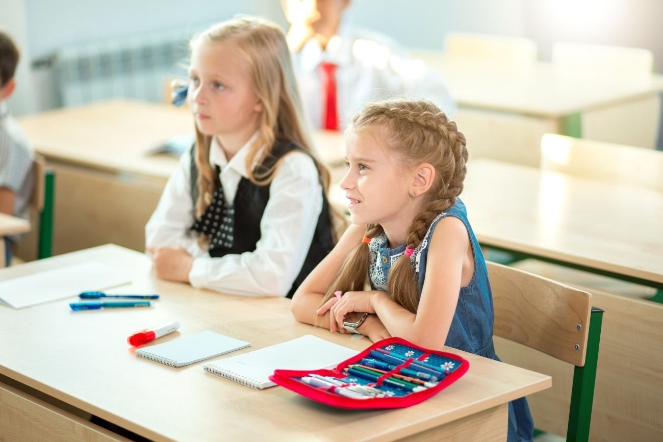 Dzieci uczą się w szkole