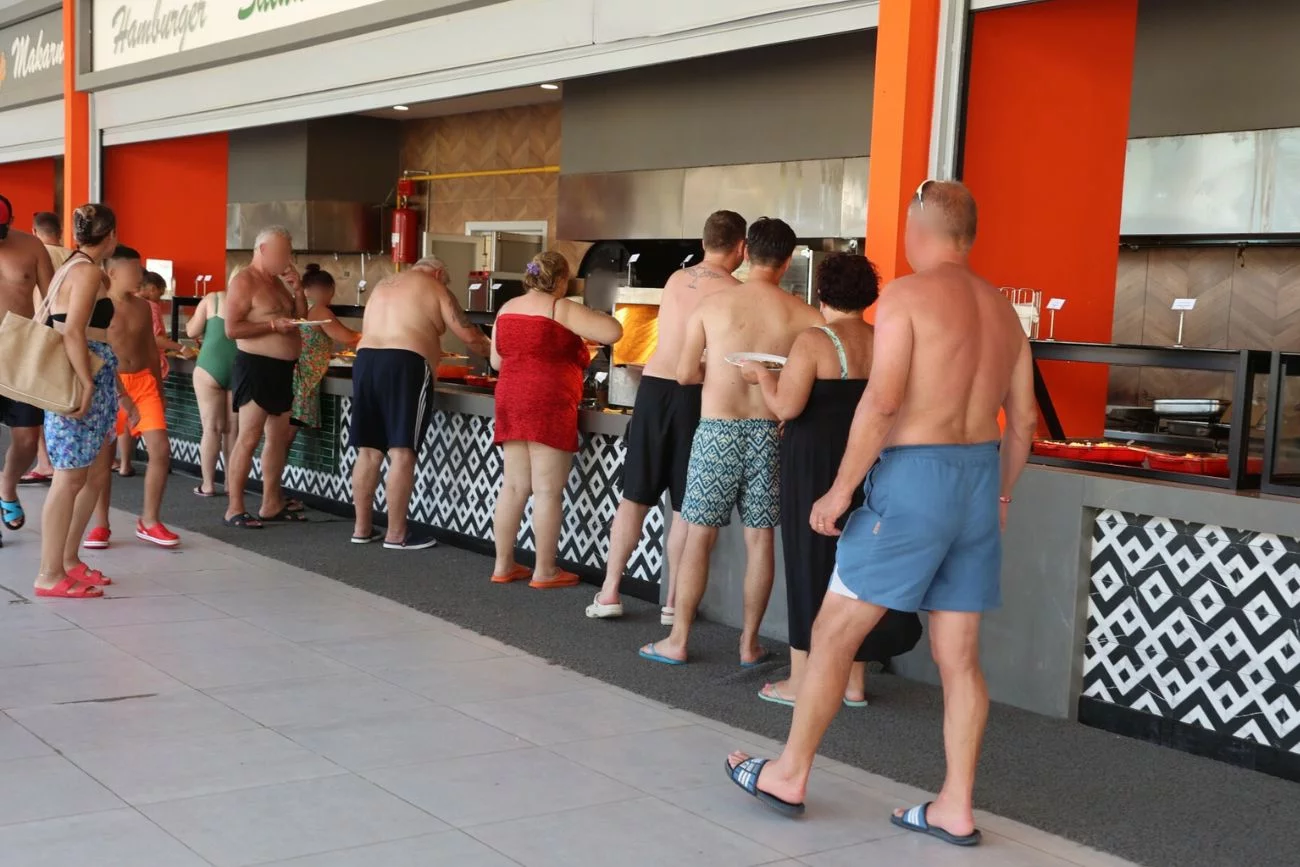 wczasowicze przy bufecie na wakacjach all inclusive