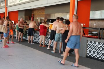 wczasowicze przy bufecie na wakacjach all inclusive wczasowicze przy bufecie na wakacjach all inclusive