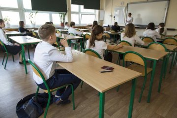 Uczniowie w ławkach podczas egzaminu. Uczniowie w ławkach podczas egzaminu.