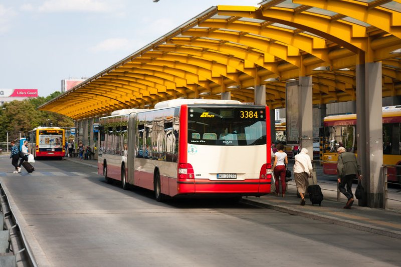 Kierowca zatrzymał autobus z powodu zachowania matki.