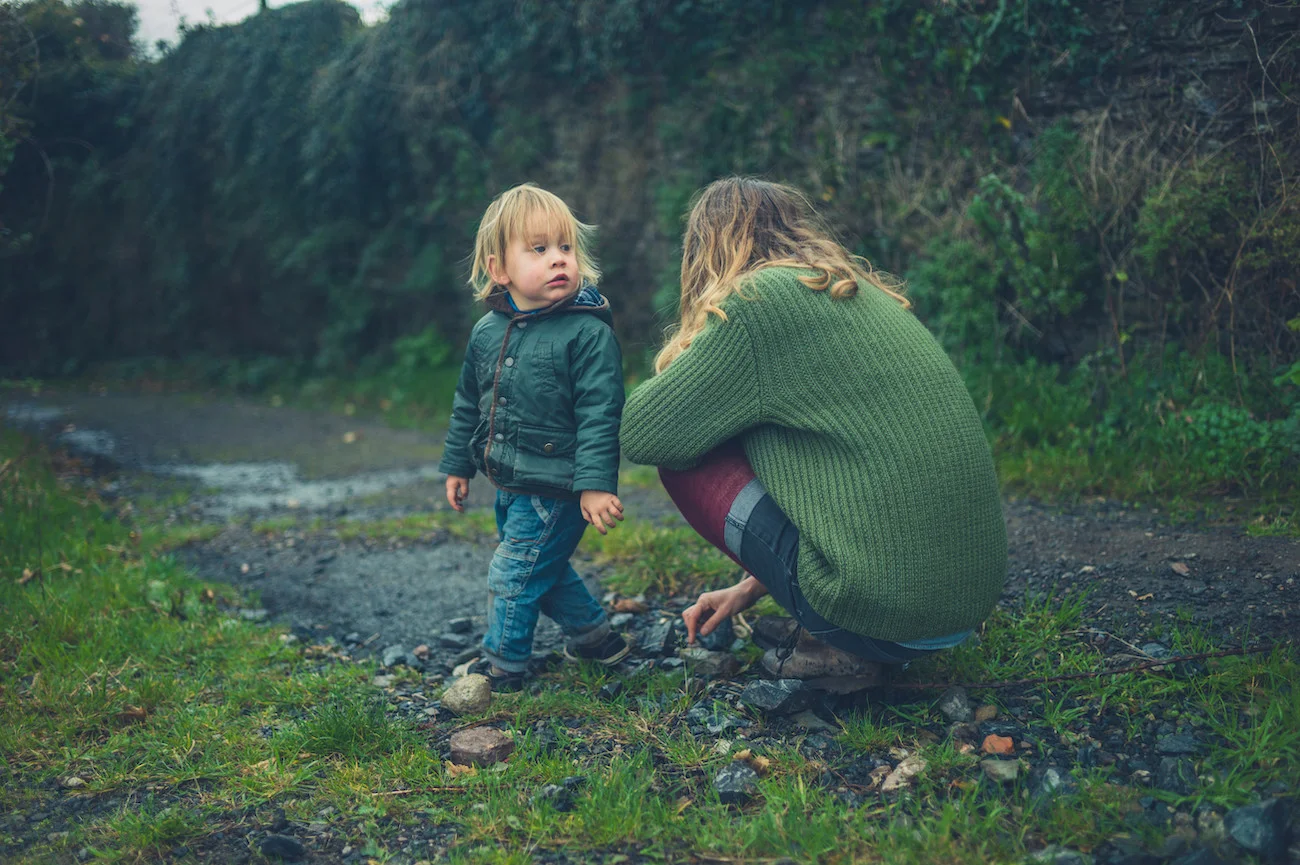 chłopiec i kobieta w parku