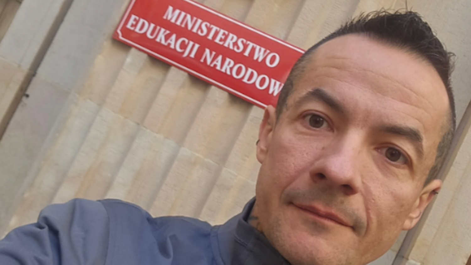 Józefaciuk sprawdza prace domowe w MEN. Resort odsyła go na... Facebooka