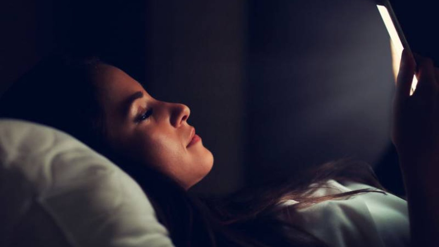 Po co przed snem patrzymy w telefon? To revenge bedtime procrastination