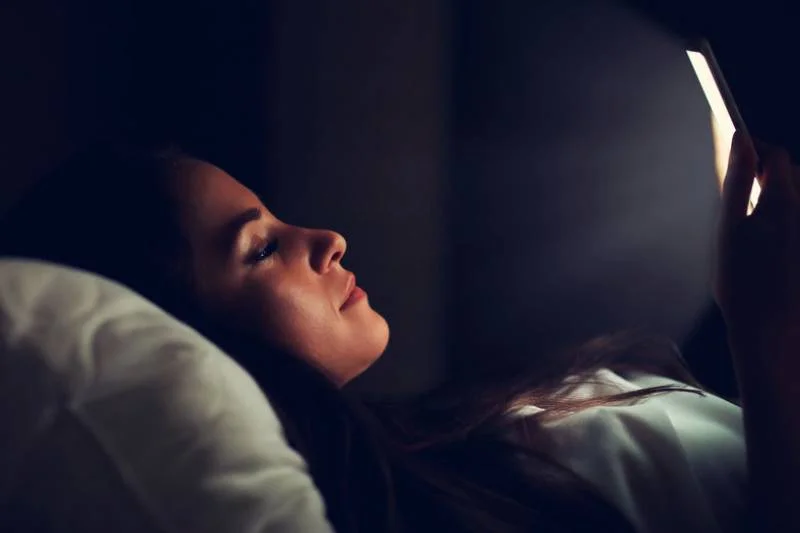 Po co przed snem patrzymy w telefon? To revenge bedtime procrastination