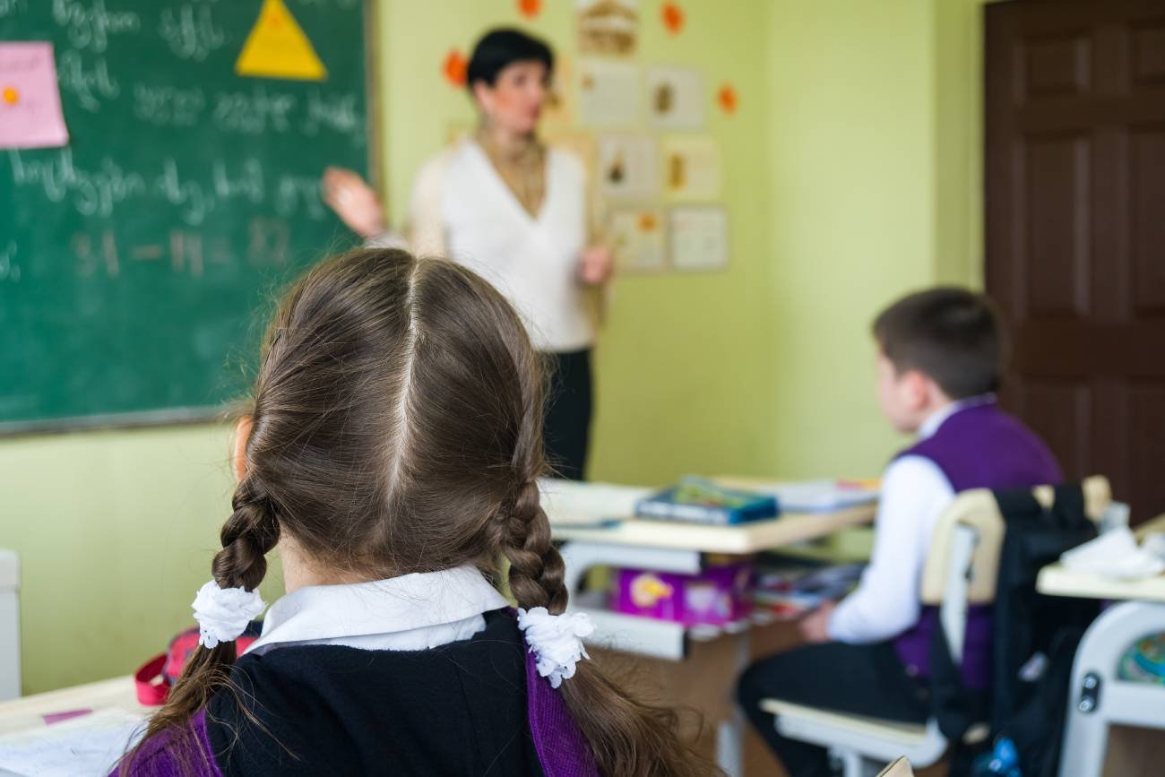 Nauczycielka prowadzi lekcję w klasie.