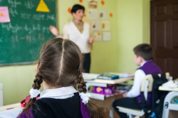 Nauczycielka prowadzi lekcję w klasie.