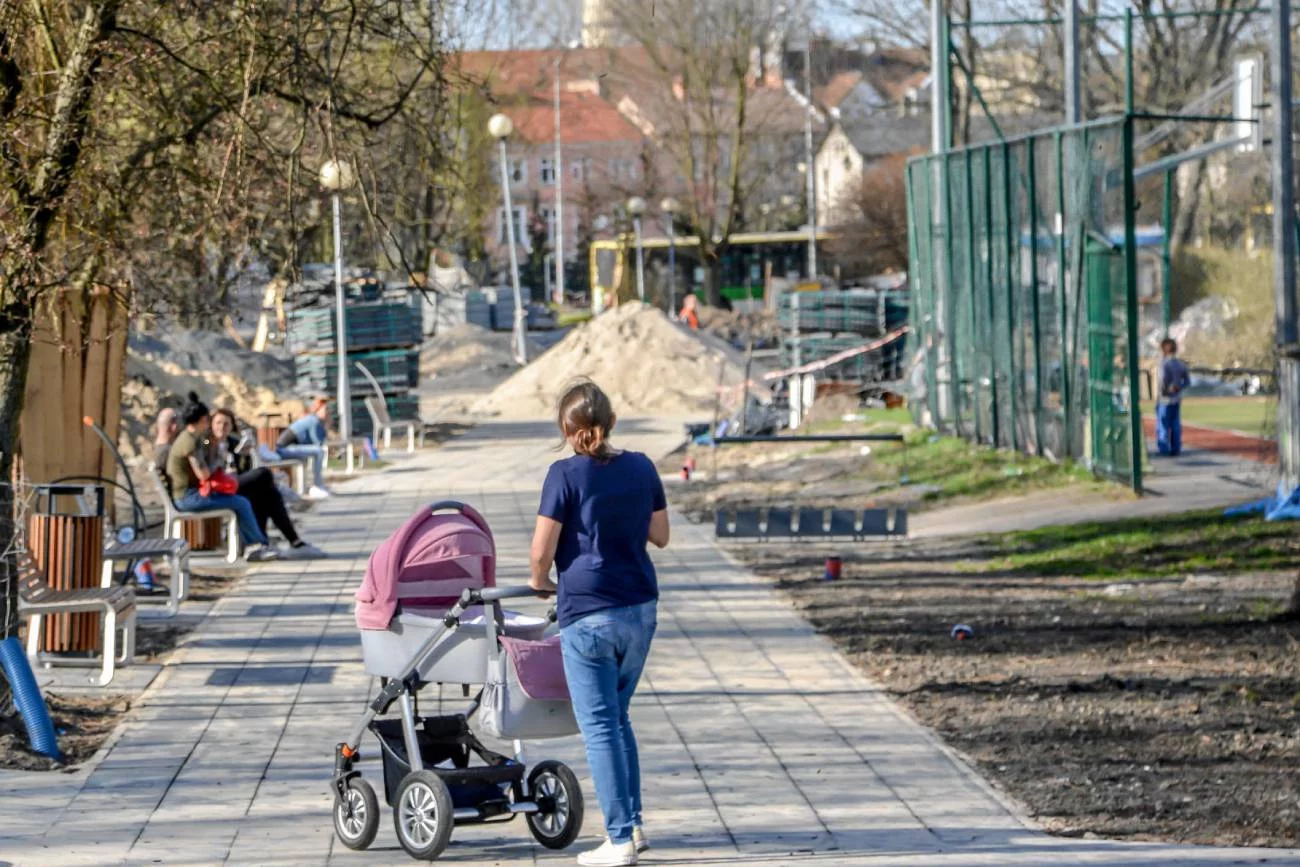 matka na spacerze z dzieckiem w wózku