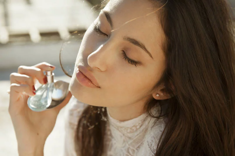 Twoje perfumy są piękne - twoim zdaniem. Niekoniecznie ulubiony zapach odpowiada innym, dlatego w ciągu dnia warto je stosować w nieco mniejszych ilościach