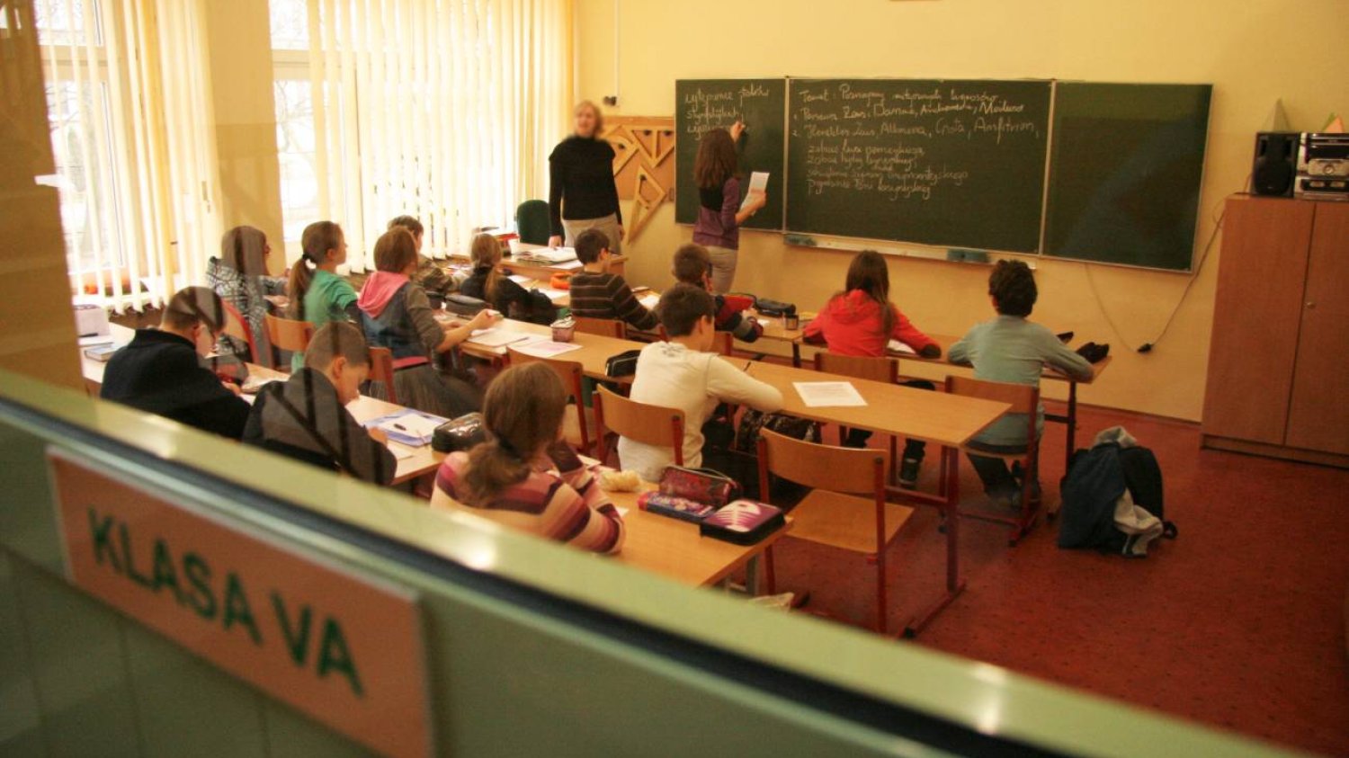 Nauczycielka prowadzi lekcję.