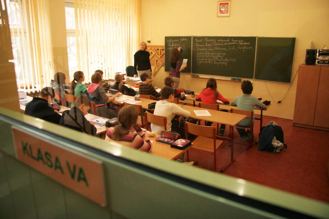 Nauczycielka prowadzi lekcję. Nauczycielka prowadzi lekcję.