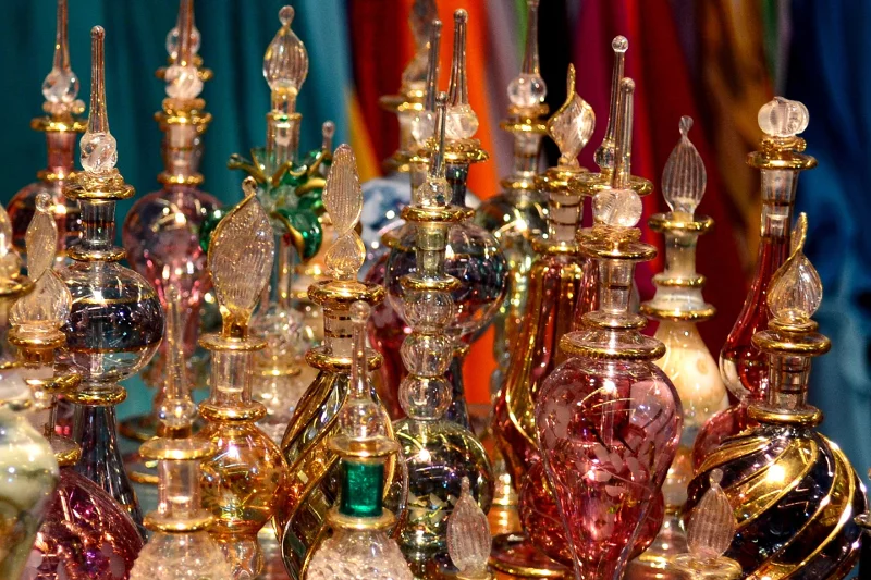 W perfumach sprzedawanych w Dubaju znajdziemy uważany za nawet najcenniejszy od złota wonny olejek eteryczny zwany oud