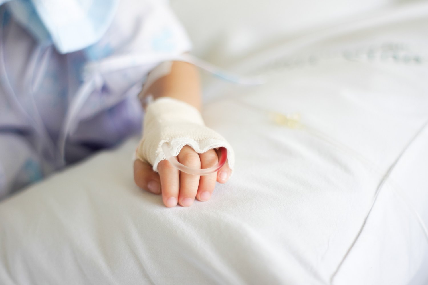 dziecko w szpitalu pod kroplówką