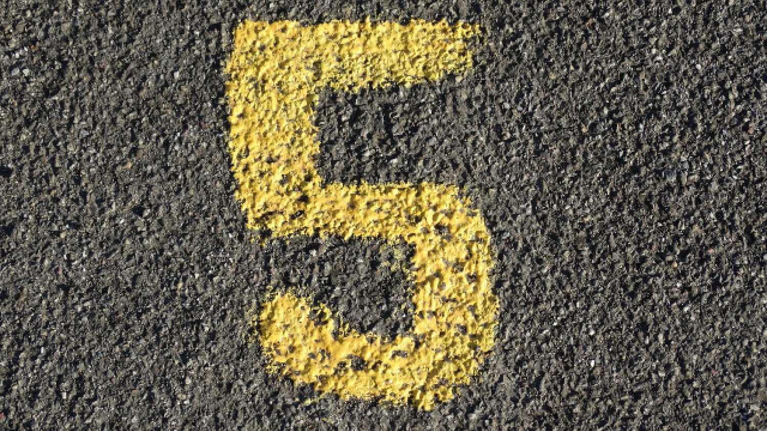 Fot. Pixabay / [url=https://pixabay.com/en/number-ad-yellow-color-asphalt-591945/]HebiFot[/url] / [url=https://pixabay.com/en/service/terms/#usage]CC0 Public Domain[/url]