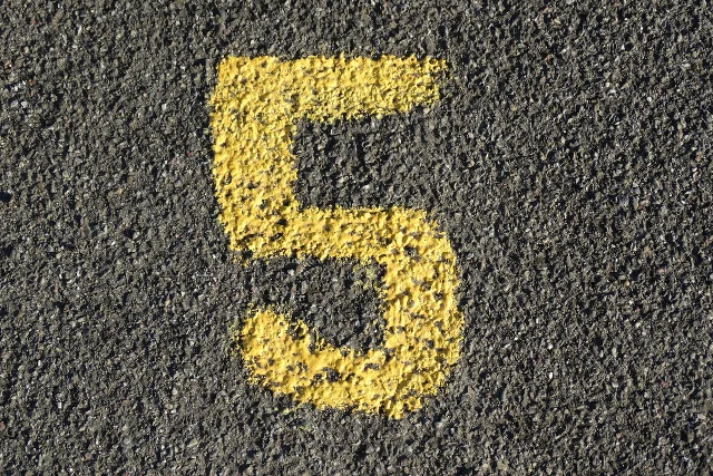 Fot. Pixabay / [url=https://pixabay.com/en/number-ad-yellow-color-asphalt-591945/]HebiFot[/url] / [url=https://pixabay.com/en/service/terms/#usage]CC0 Public Domain[/url]