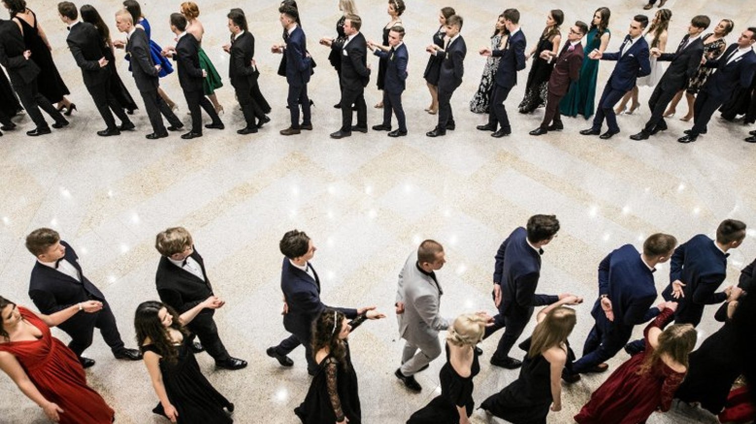 Czy na studniówce uczniowie powinni legalnie pić alkohol?