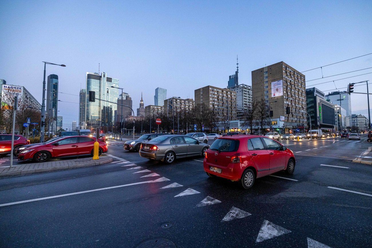 "A, to baba za kółkiem, wszystko jasne". To dlatego jesteśmy lepszymi kierowcami