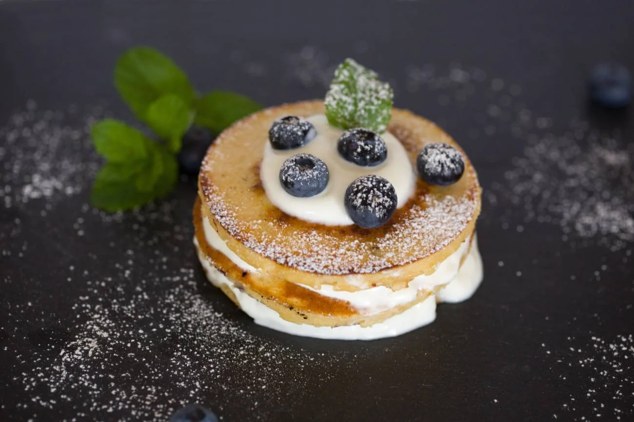 pancake z jogurtem i świeżymi owocami