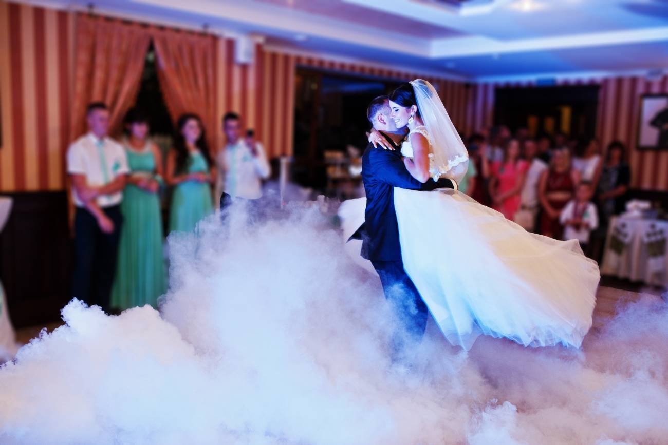 Para tańcząca pierwszy taniec na weselu.