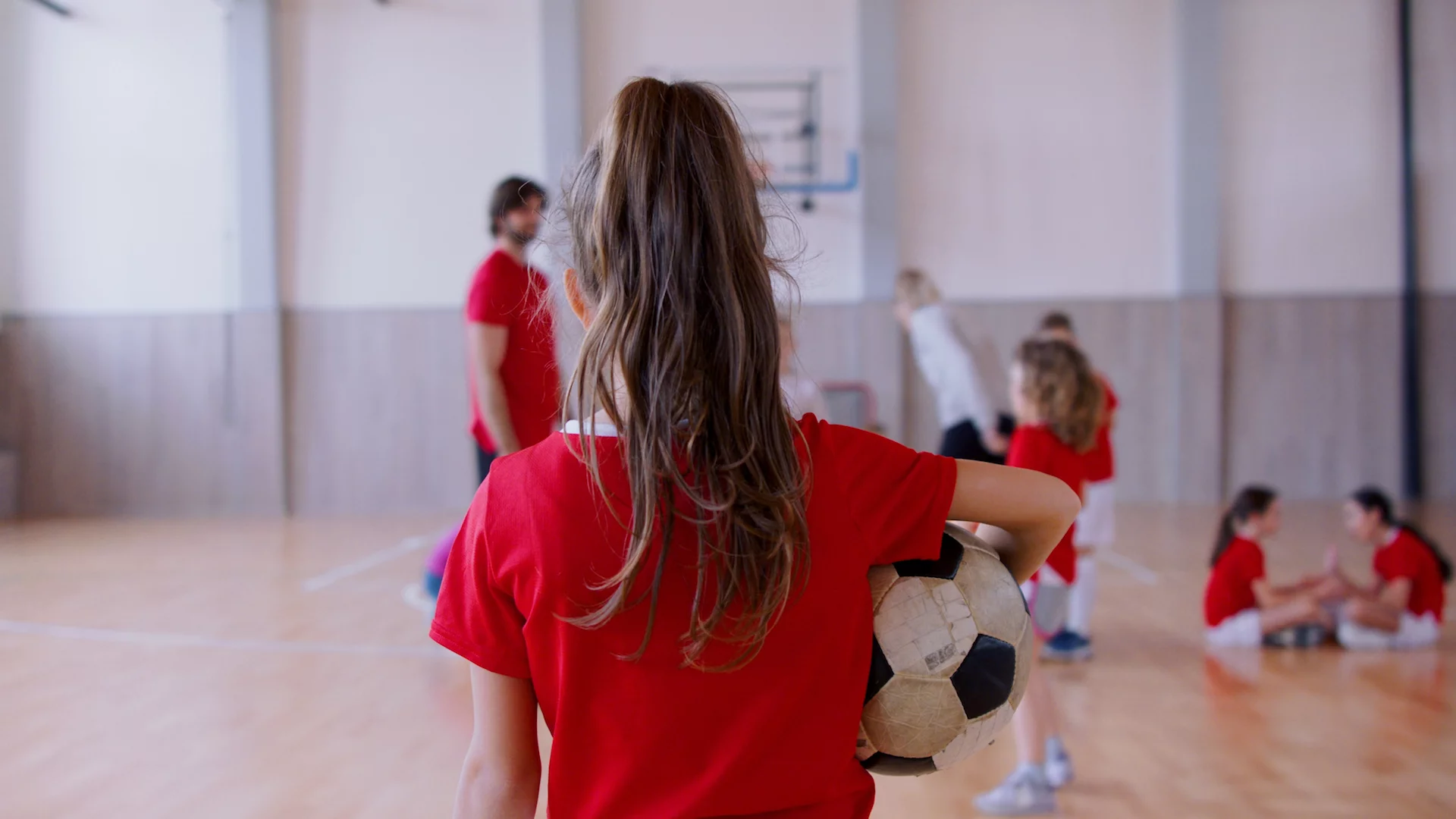 dzieci na sali gimnastycznej w szkole