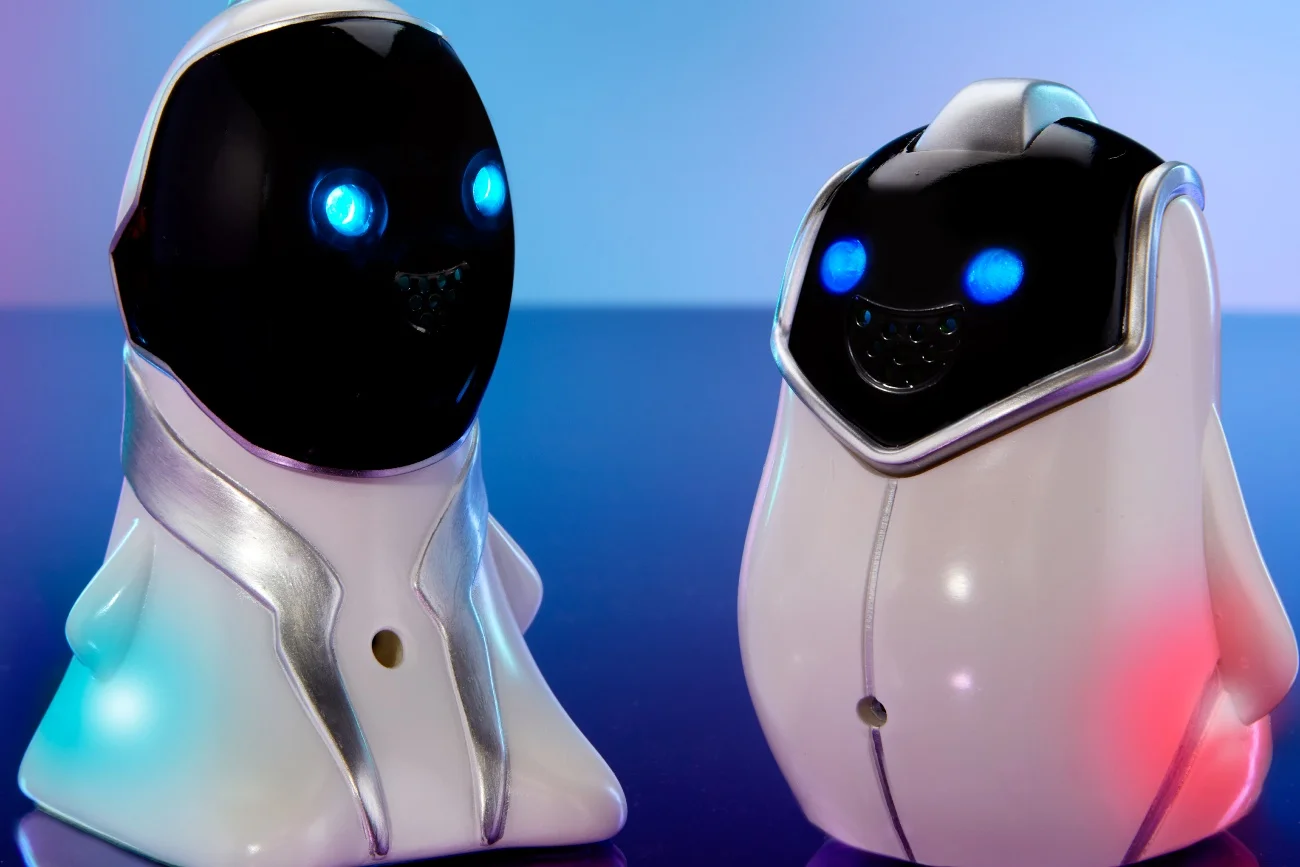 Interaktywne roboty Tobi™ Friends: z lewej Tobi™ Robot – Beeper, z prawej Tobi™ Robot – Chatter