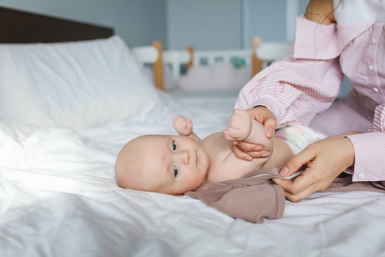 Wiemy, dlaczego niemowlęta zaciskają piąstki. Sprawdź, kiedy to powód do niepokoju
