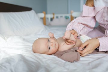 Odruch chwytny: gdy niemowlę zaciska piąstki Odruch chwytny: gdy niemowlę zaciska piąstki