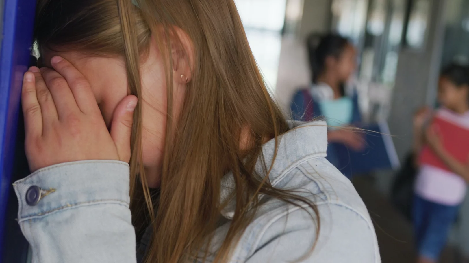 Smutna dziewczynka w szkole.