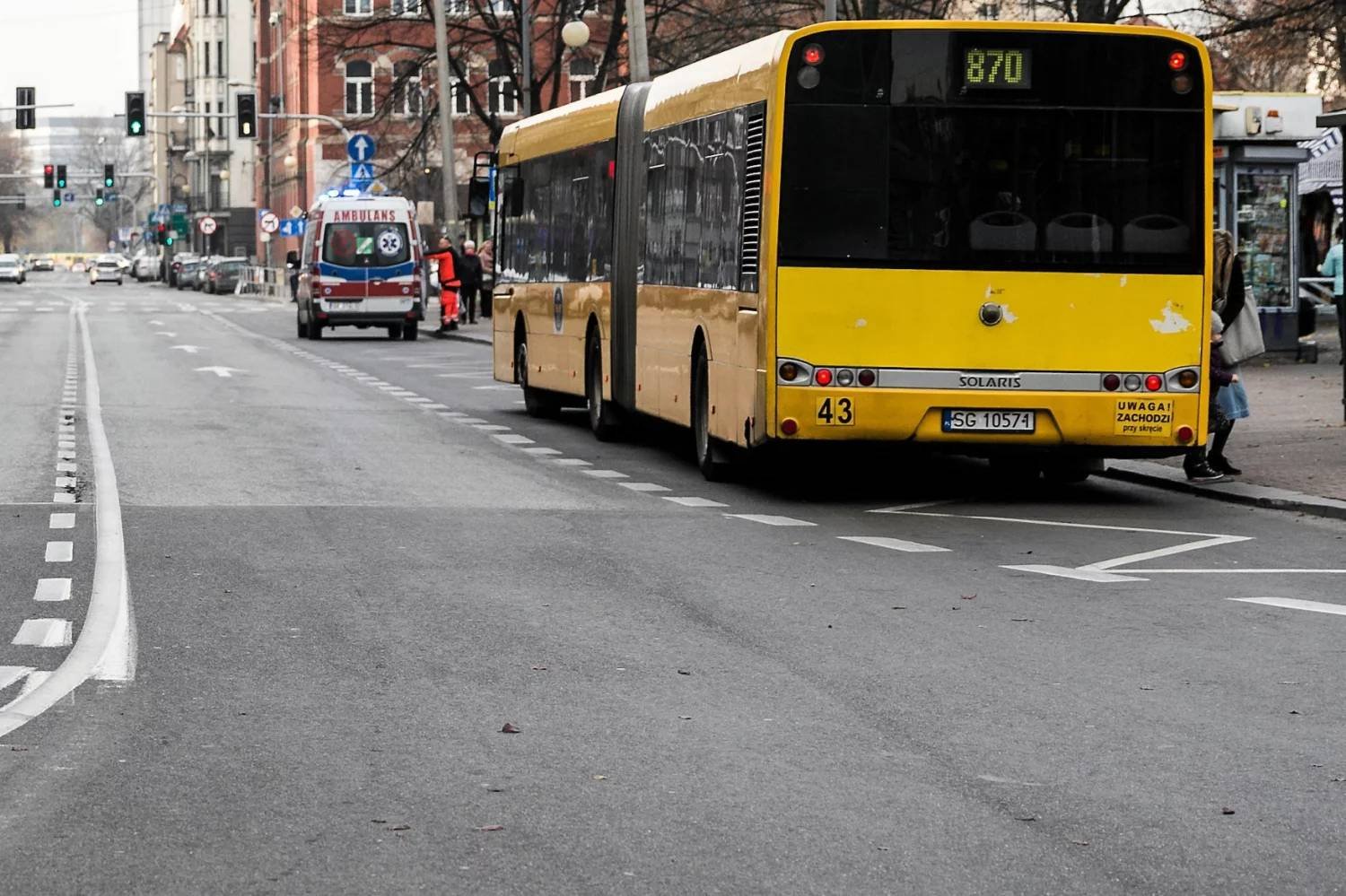 Autobus i karetka na drodze