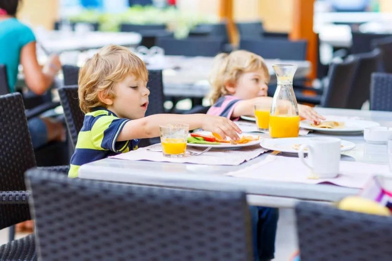 dzieci w restauracji/krzyczące dzieci w restauracji