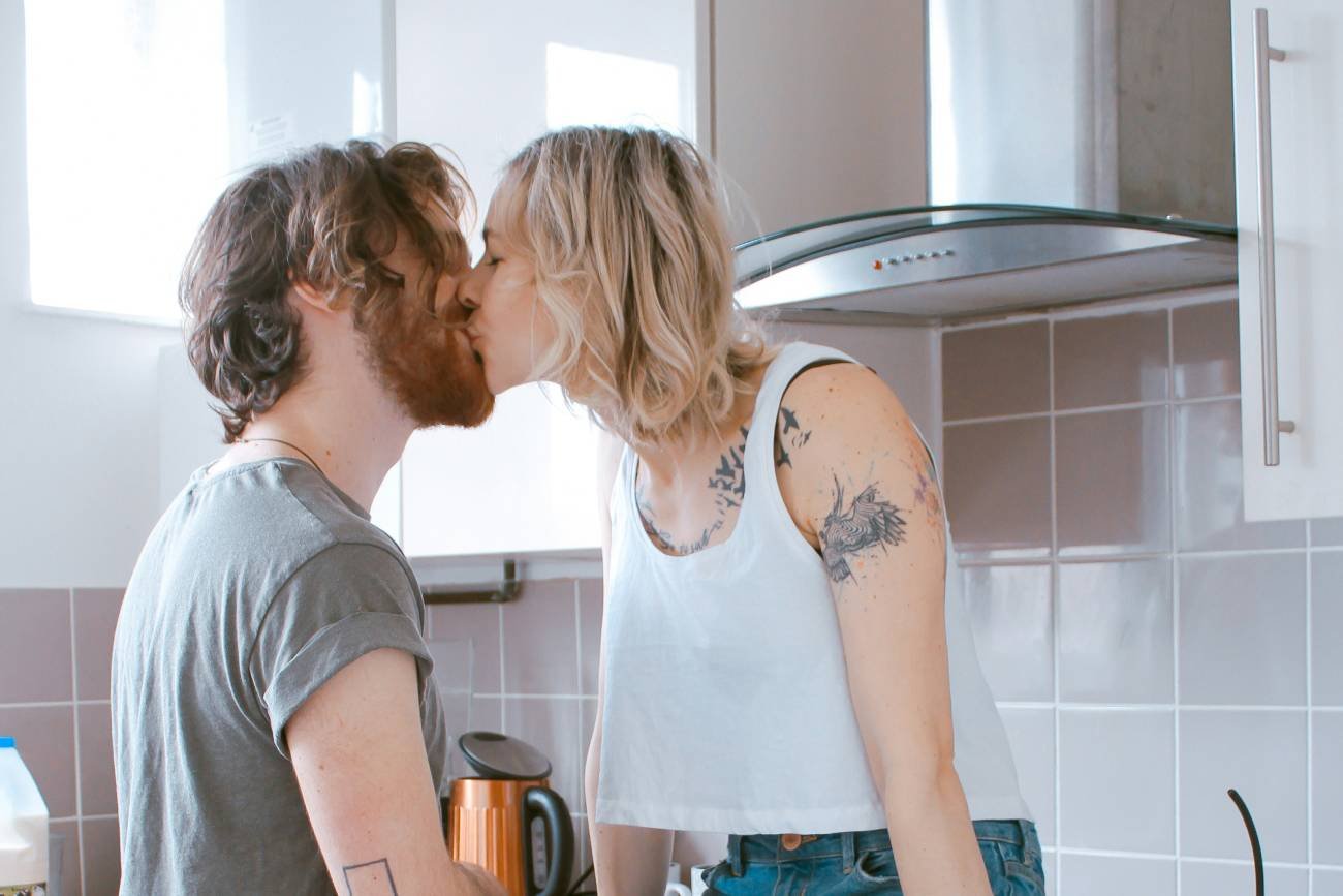 Małżeństwo spędza wspólny czas w kuchni.