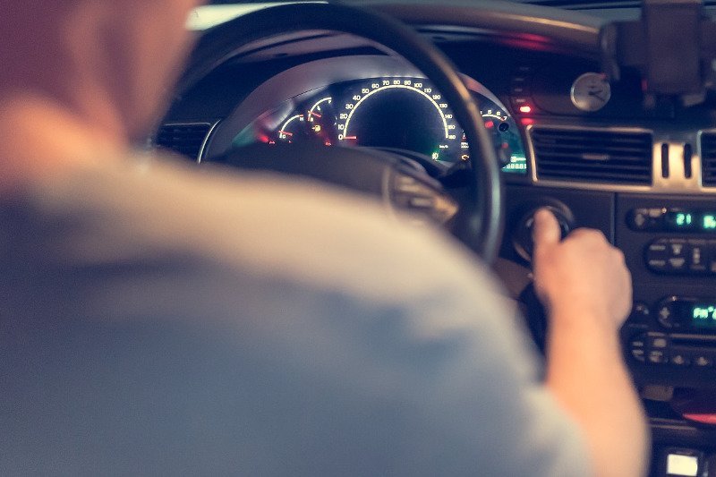 Tych rzeczy lepiej nie zostawiaj w samochodzie w upalne dni