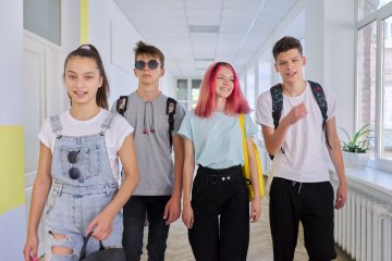 nastolatki na szkolnym korytarzu nastolatki na szkolnym korytarzu