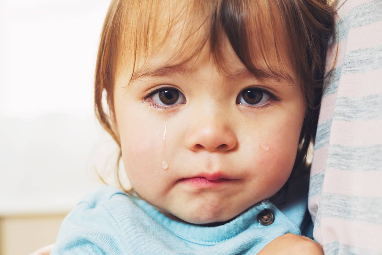 Mała dziewczynka płacze z powodu zakazu ekranów.