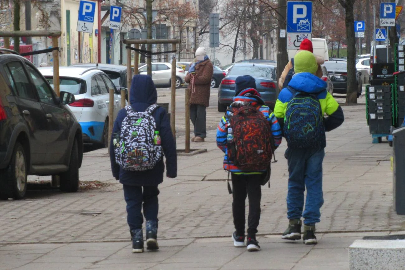 Uczniowie wracają ze szkoły.