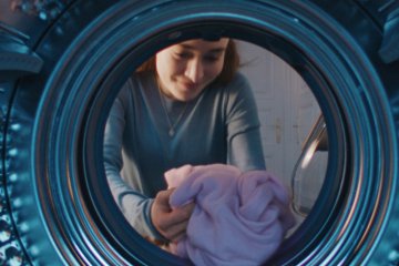 Pralka z bębnem QuickDrive, technologią EcoBubble i funkcją AddWash wybawi cię od największych bolączek prania