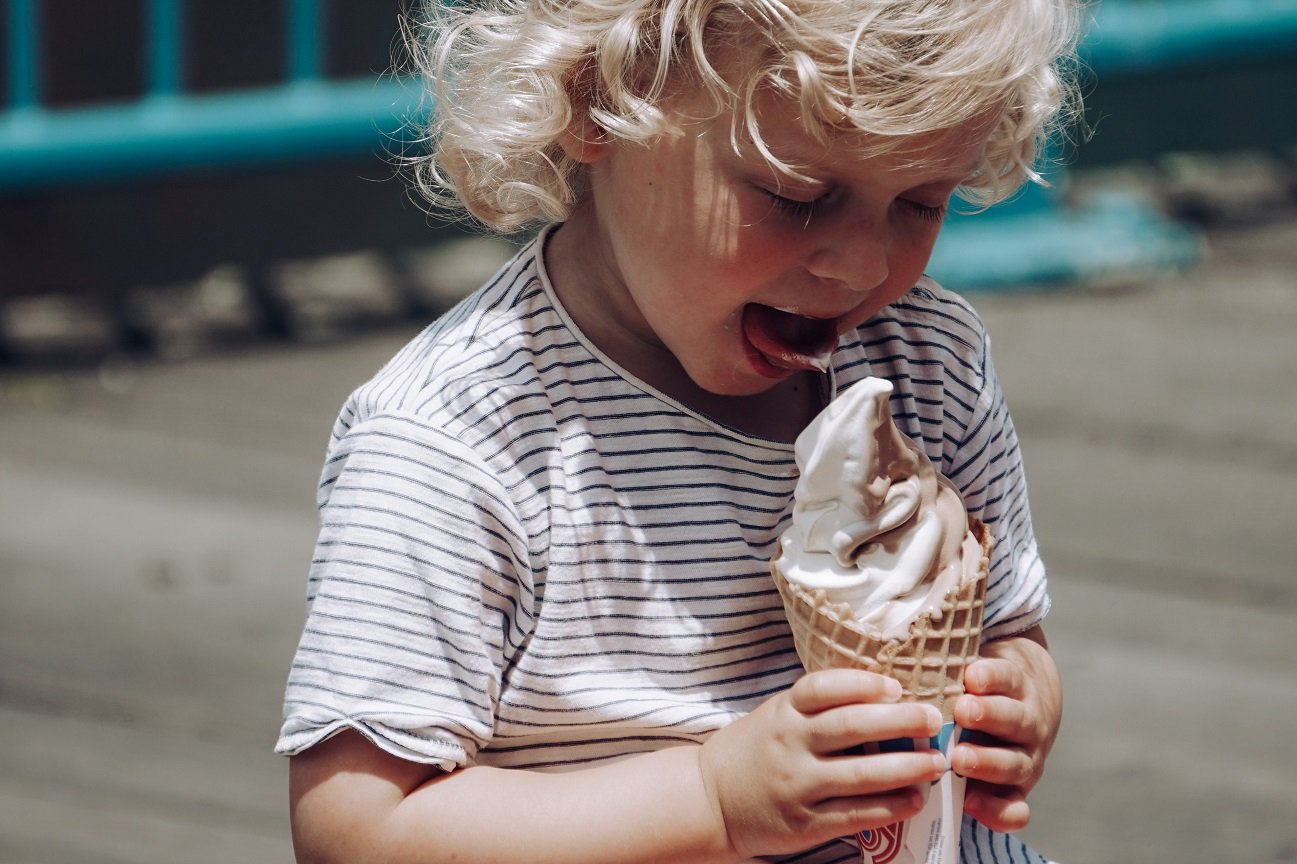 dziecko jedzące lody