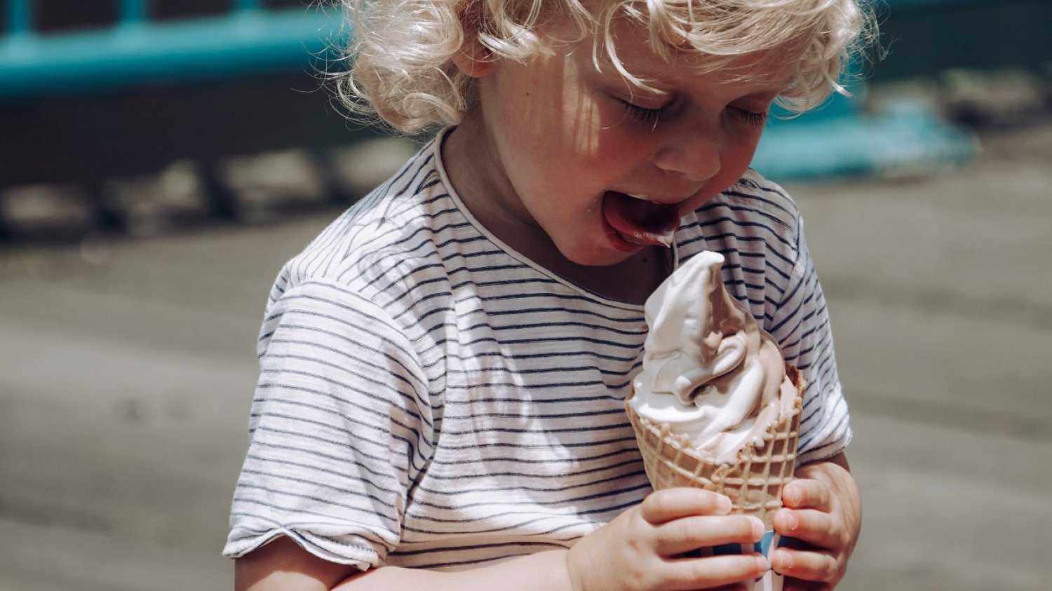 dziecko jedzące lody